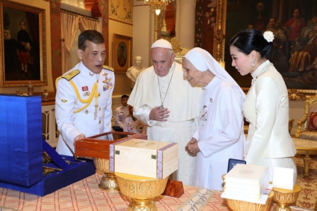 ในหลวง พระราชินี เสด็จออกทรงรับ สมเด็จพระสันตะปาปาฟรานซิส ทรงแลกเปลี่ยนของขวัญ