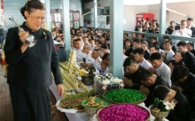 พระเทพฯ บวงสรวงเครื่องสดประดับพระจิตกาธาน รับสั่งถามช่างแทงหยวกด้วยความห่วงใย!!