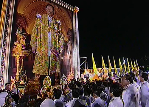 นายกฯนำปชช.ทั่วไทยจุดเทียนชัยถวายพระพรในหลวง