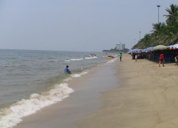 หาดบางแสนให้บริการแล้วหลังพบคราบน้ำมัน