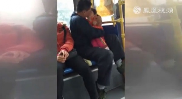 หนุ่มจีนโร่เผยความจริง! คลิปพ่อกอดจูบลูกสาวบนรถเมล์ หลังชาวเน็ตจวกเละ!