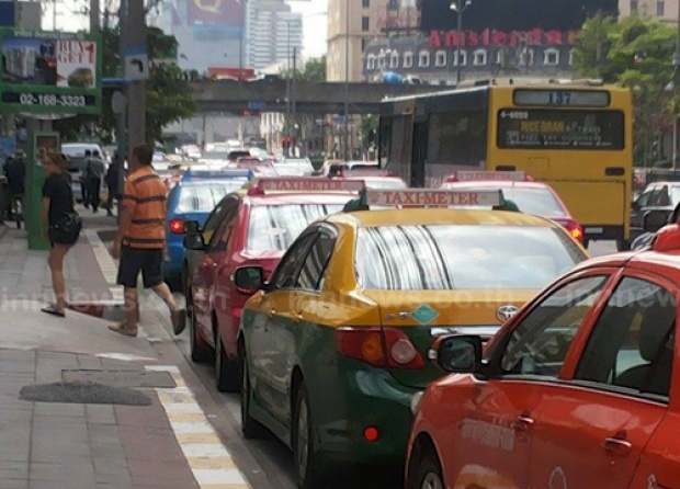 ขึ้นค่าTaxiวันแรกโชเฟอร์โอดคนน้อย-ปชช.เลือกรถไม่ปรับ