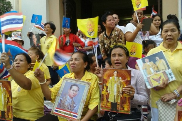 เนืองแน่น ปชช. รอรับเสด็จ ในหลวง - พระราชินี กลับวังสวนจิตรลดา 