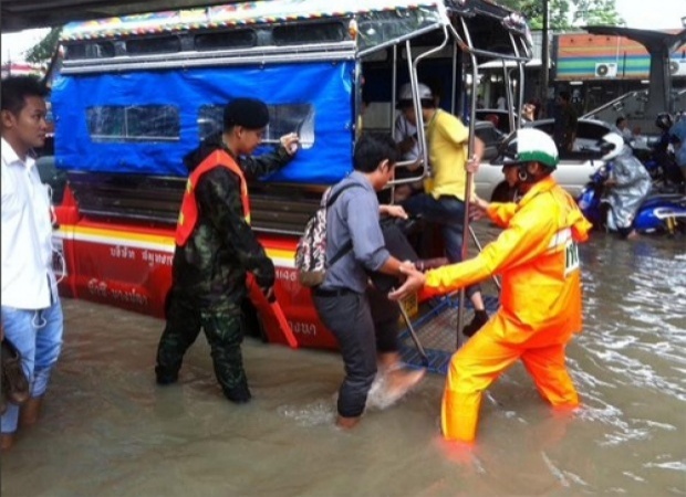 ทหาร-ตำรวจลุยฝนแยกแบริ่ง ช่วยประชาชนฝ่าน้ำท่วมหนัก (ประมวลภาพ)