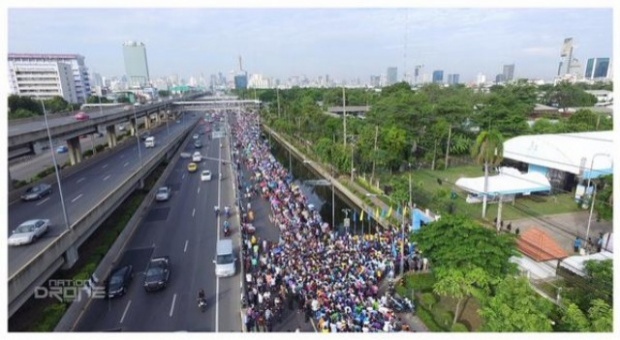  คึกคัก! ปชช.เข้าแถวรับเสื้อ Bike For Mom หน้าสโมสรกองทัพบก