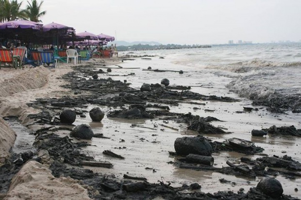 แห่แชร์!! ภาพชายหาดหัวหินเต็มไปด้วยคราบน้ำมันยาวไปถึงชะอำ