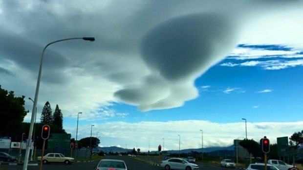 ชาวบ้านแตกตื่น!! เมฆประหลาดคล้าย UFO ปรากฏบนท้องฟ้าแบบนี้!!