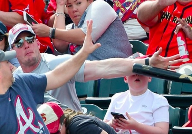 เกือบไปแล้ว!!หนุ่มใช้แขนบังหน้าเด็ก หลังไม้เบสบอลลอยมาเต็มๆ!!