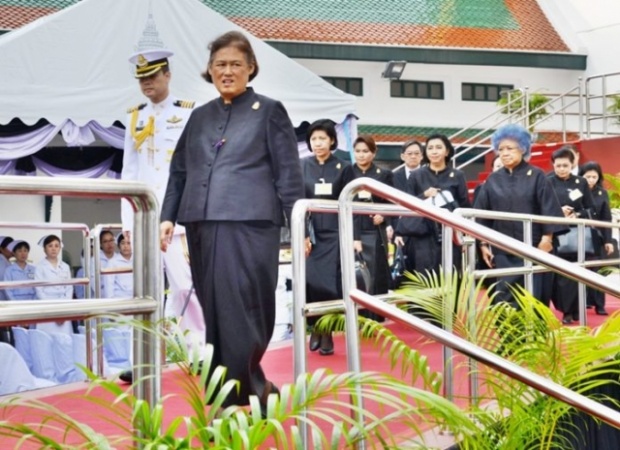 สมเด็จพระเทพฯ ทรงบำเพ็ญพระราชกุศลถวายภัตตาหารเช้า แด่พระภิกษุสงฆ์