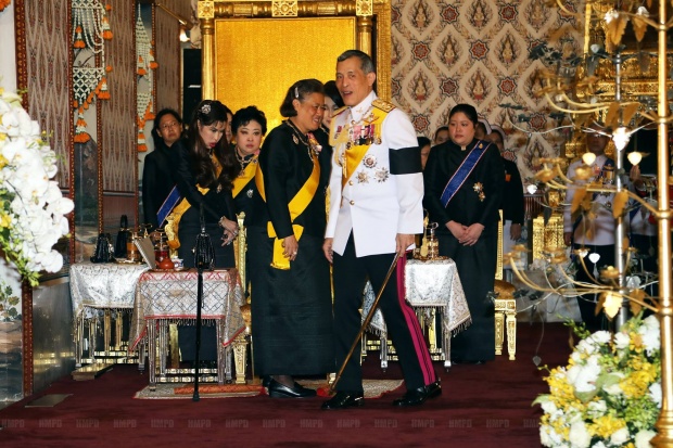 สมเด็จพระบรม ทรงวางพวงมาลาของ พระราชินี เบื้องหน้าพระโกศพระบรมศพ