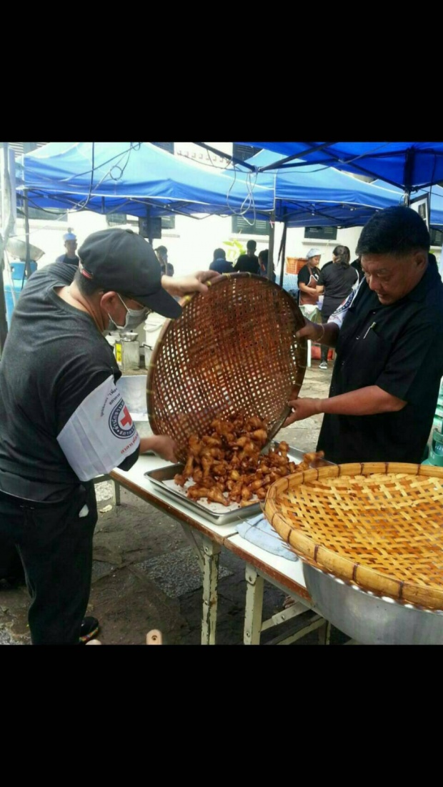 มูลนิธิอาสาเพื่อนพึ่ง(ภาฯ)ยามยาก สภากาชาดไทย แจกข้าวเหนียวไก่ทอดให้ปชช.