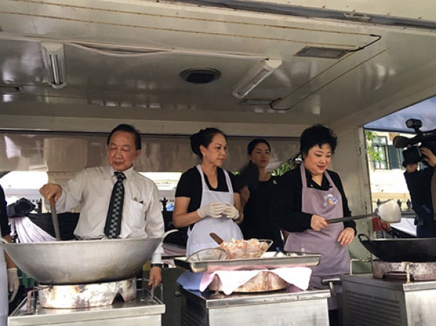 พระองค์โสมฯ หยุดแจกไก่ทอด เพื่อช่วยหญิงชราจะเป็นลมด้วยพระองค์เอง