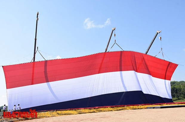 ธงชาติไทยทำสถิติใหญ่สุดในโลก กินเนสบุ๊คบุคบันทึกถึงบนดอย