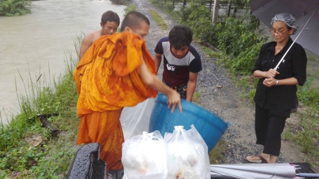 คุณพระช่วย!! คณะสงฆ์เมืองคอน ถกจีวรนั่งเรือลุยน้ำช่วยชาวบ้าน