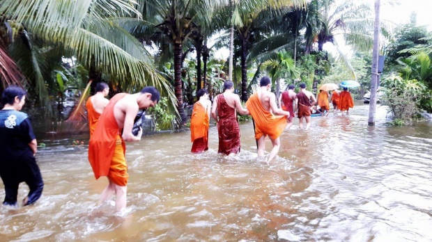 คุณพระช่วย!! คณะสงฆ์เมืองคอน ถกจีวรนั่งเรือลุยน้ำช่วยชาวบ้าน