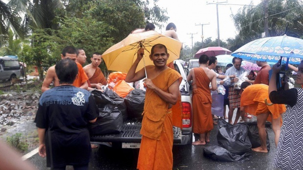 คุณพระช่วย!! คณะสงฆ์เมืองคอน ถกจีวรนั่งเรือลุยน้ำช่วยชาวบ้าน