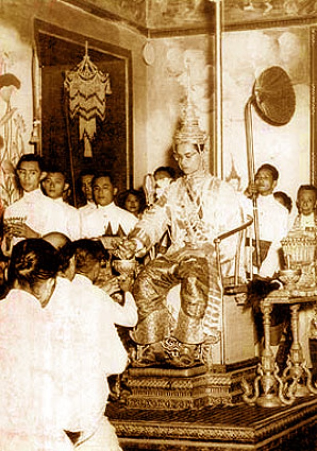 ย้อนอดีต!! คนไทยหัวใจเศร้ามองภาพ ร.๙ เสด็จพระราชดำเนินพระราชพิธีฉัตรมงคล ครั้งสุดท้าย