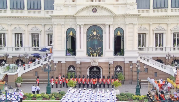 ในหลวงอัญเชิญพระโกศพระบรมอัฐิขึ้นประดิษฐานบนพระวิมาน