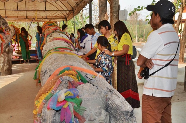 โค้งสุดท้าย!! ชาวศรีสะเกษแห่ขอเลขเด็ดแม่ตะเคียนทอง เผยเห็นเต็มๆตา!!