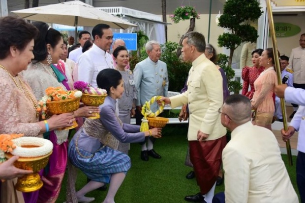 สมเด็จพระเจ้าอยู่หัว ฉลองพระองค์ชุดราชปะแตน เสด็จฯ เปิดงานอุ่นไอรัก