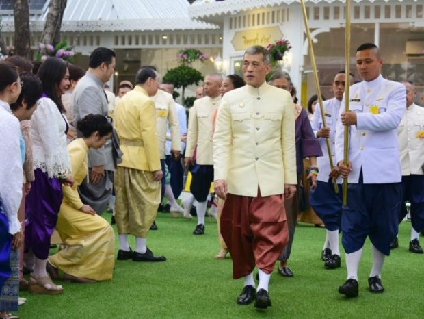 สมเด็จพระเจ้าอยู่หัว ฉลองพระองค์ชุดราชปะแตน เสด็จฯ เปิดงานอุ่นไอรัก