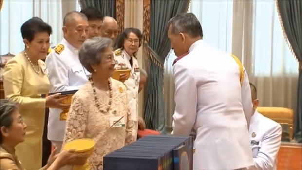 พระบาทสมเด็จพระเจ้าอยู่หัว รับสั่งถึงพระอาจารย์ “ที่อ่านออกได้เพราะครูทัศนีย์”