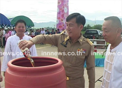 ชาวลำปาง ร่วมกันแห่เทียนพรรษา