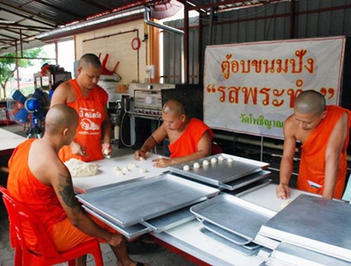 พระทำขนมปังขายหารายได้สร้างเมรุ