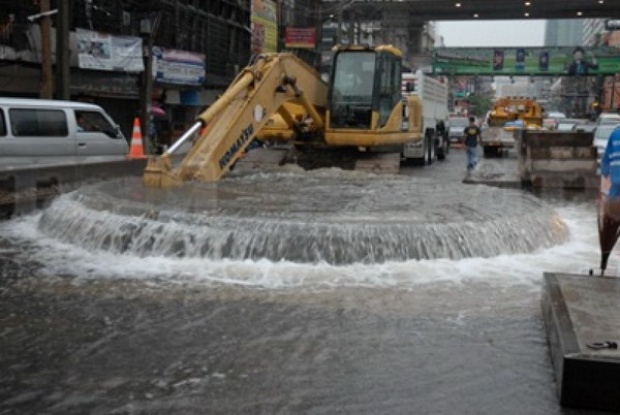 เร่งซ่อมท่อประปาแตกแยกมักกะสัน น้ำทะลักท่วมถนน-เข้าบ้าน 