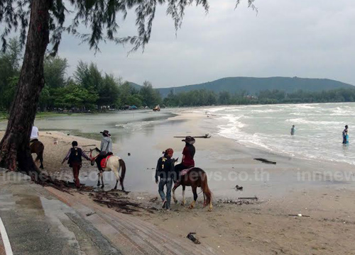 น้ำทะเลหนุนทะลักท่วมชายหาดแหลมสมิหลา