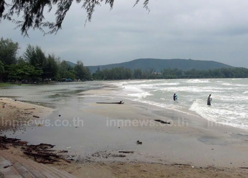 น้ำทะเลหนุนทะลักท่วมชายหาดแหลมสมิหลา