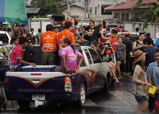 เมืองบั้งไฟปิดถนนข้าวลอดช่อง เล่นสาดน้ำสงกรานต์สุดคึกคัก