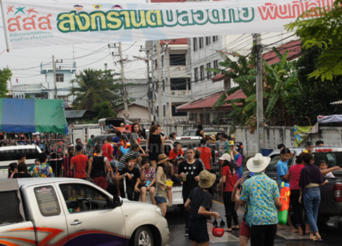 เมืองบั้งไฟปิดถนนข้าวลอดช่อง เล่นสาดน้ำสงกรานต์สุดคึกคัก