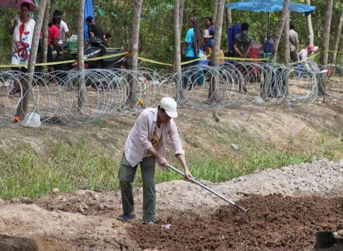 ผวาหญิงชราเข้าฝันชาวบ้านรีบเอาดินสวนปาล์มพบทองไปคืน