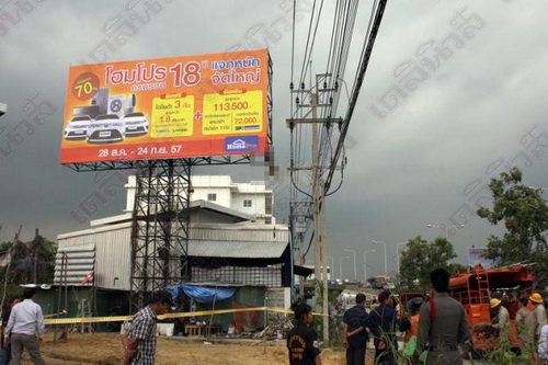 คนงานเปลี่ยนป้ายโฆษณาเคราะห์ร้ายไฟช็อตดับ (ชมคลิป)