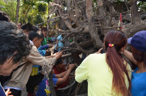 ′กาฬสินธุ์′คลั่งเจ้าแม่ตะเคียน นักเสี่ยงโชคแห่ขอหวยแน่นวัดตลอดวัน