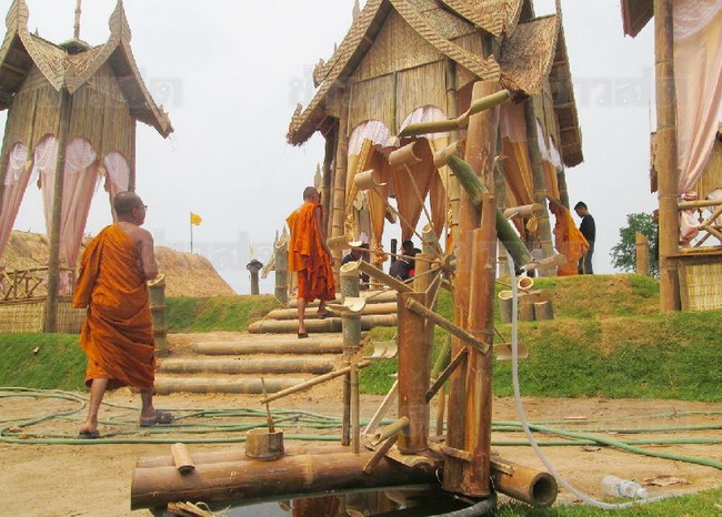 ทึ่ง!พระเณร-ชาวบ้านสร้างเมรุไม้ไผ่ งานแฮนด์เมดใหญ่สุดในไทย