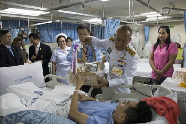 ในหลวง-พระราชินี พระราชทานดอกไม้เยี่ยมผู้บาดเจ็บระเบิดราชประสงค์!!