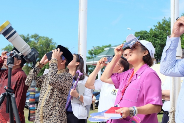 สมเด็จพระเทพฯ เสด็จฯทอดพระเนตรสุริยุปราคา ที่อินโดนีเซีย