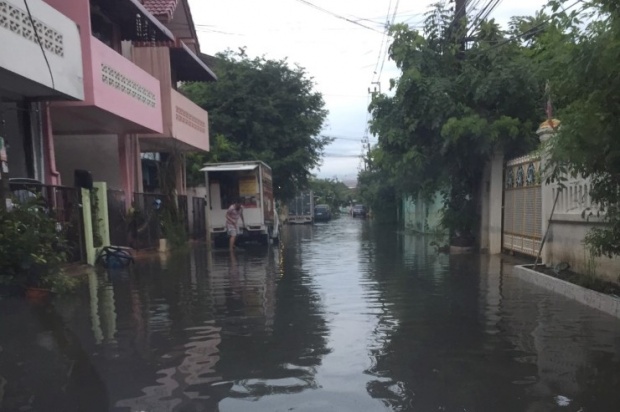 ฝนถล่มกรุงกลางดึกน้ำท่วมขังรอการระบาย 27 จุด 