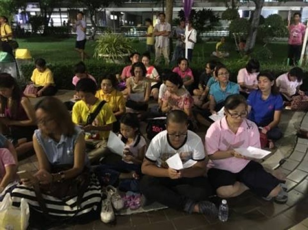 ภาพบรรยากาศ พสกนิกร ยังคงปักหลักสวดมนต์ถวายพระพร\"ในหลวง\"ทั้งคืน