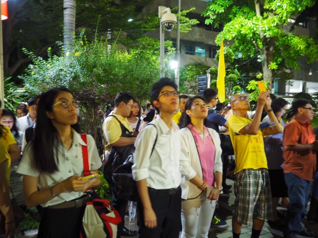 ภาพบรรยากาศ พสกนิกร ยังคงปักหลักสวดมนต์ถวายพระพร\"ในหลวง\"ทั้งคืน