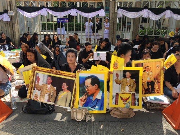 บรรยากาศพสกนิกรแน่นศิริราช รอเฝ้าถวายราชสักการะพระบรมศพ