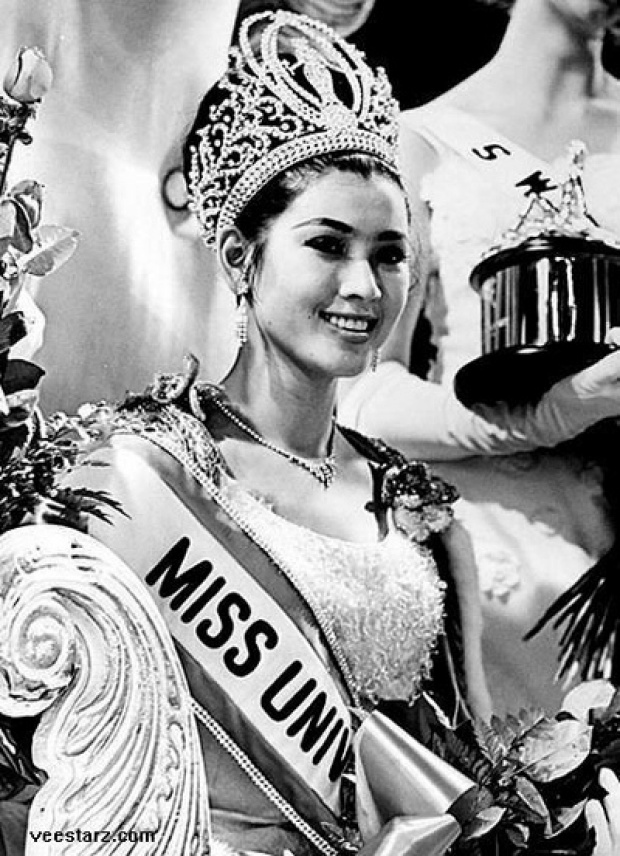 สมเด็จพระราชินี ทรงสรรแบบผมด้วยพระหัตถ์แก่ อาภัสสรา หงสกุล จนได้ครองมงกุฎนางงามจักรวาล