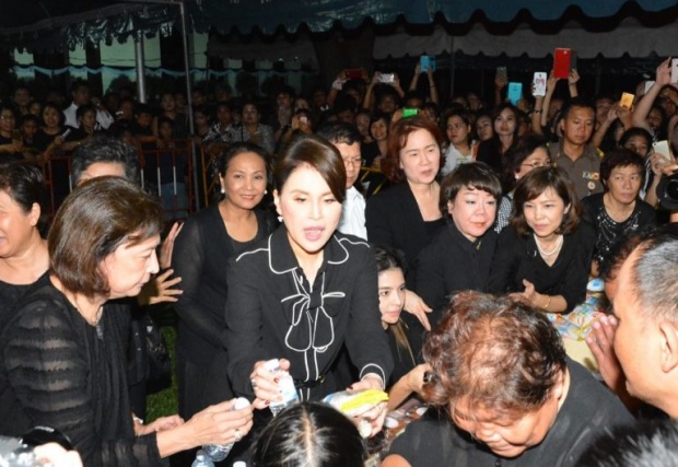 ทูลกระหม่อมฯ ทรงออกมาพบพสกนิกร ประทานอาหาร-เครื่องดื่มให้ ปชช.