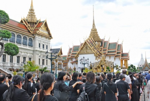 แค่เห็นพระบรมโกศน้ำตาไหลไม่รู้ตัว ปชช.แห่ถวายสักการะพระบรมศพ