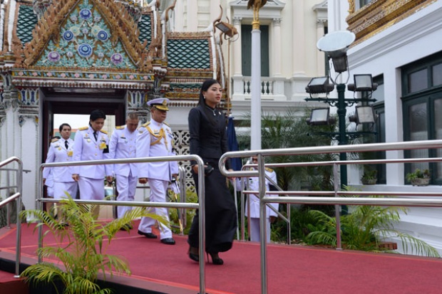 น้ำตาไหล!!พระองค์หญิงสิริวัณณวรีฯ ทรงออกแบบ “ผ้าถุง” ประทานให้ปชช.ยืมใส่ถวายสักการะ