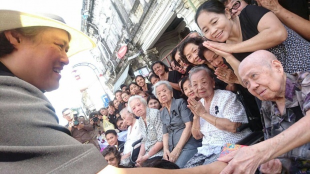 พระเทพฯ เสด็จเยือนภูเก็ต ทรงน้ำชาและขนมพื้นเมือง พร้อมจับมือพสกนิกรอย่างใกล้ชิด