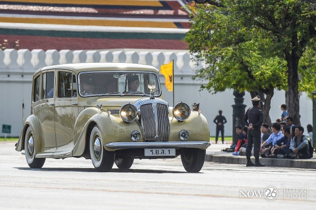 สมเด็จพระเจ้าอยู่หัว หลังเสร็จพระราชพิธีทรงบำเพ็ญพระราชกุศลสตมวาร