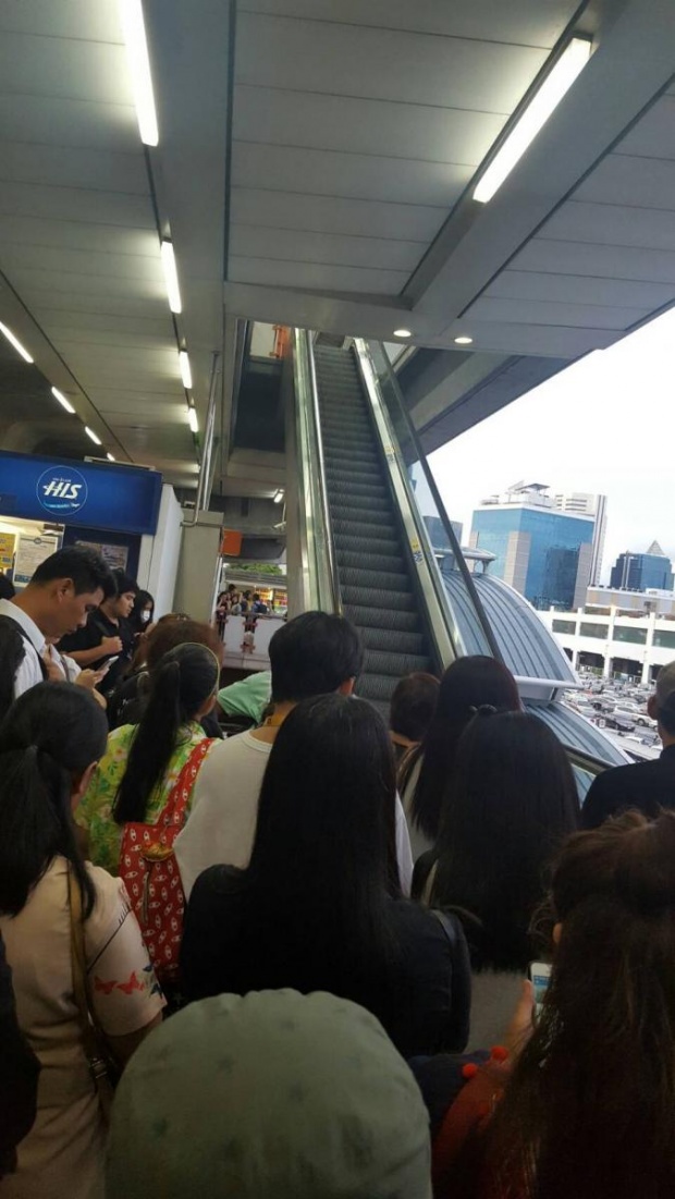 ฝนก็ตก รถไฟฟ้าก็ขัดข้อง สถานีหมอชิตวุ่น ผดส.รออื้อ หยุดวิ่งนานเกือบครึ่งชม.